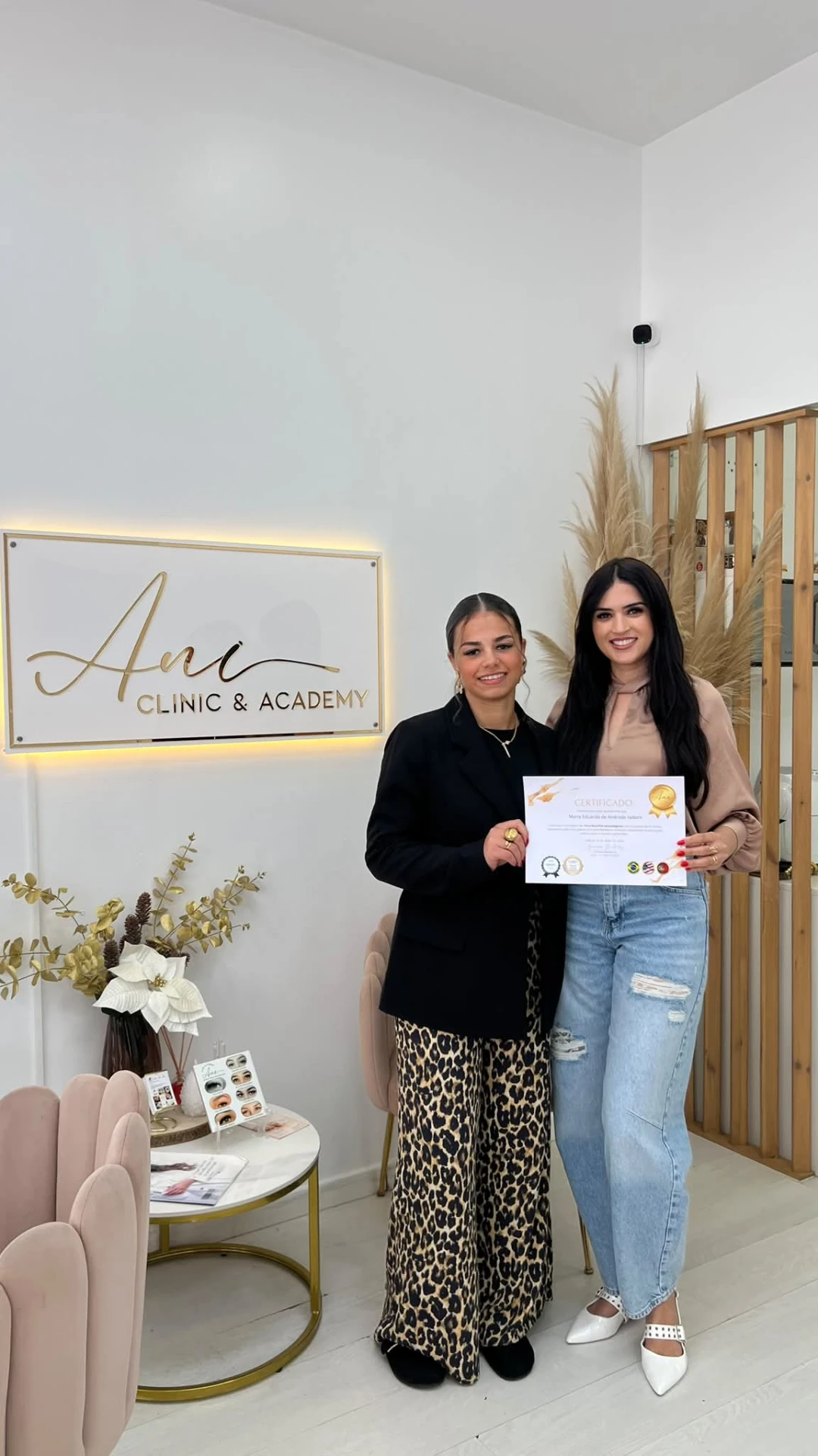 Aluna recebe o certificado da formação Lapidar Lashes ao lado de Ani, na AniClinic